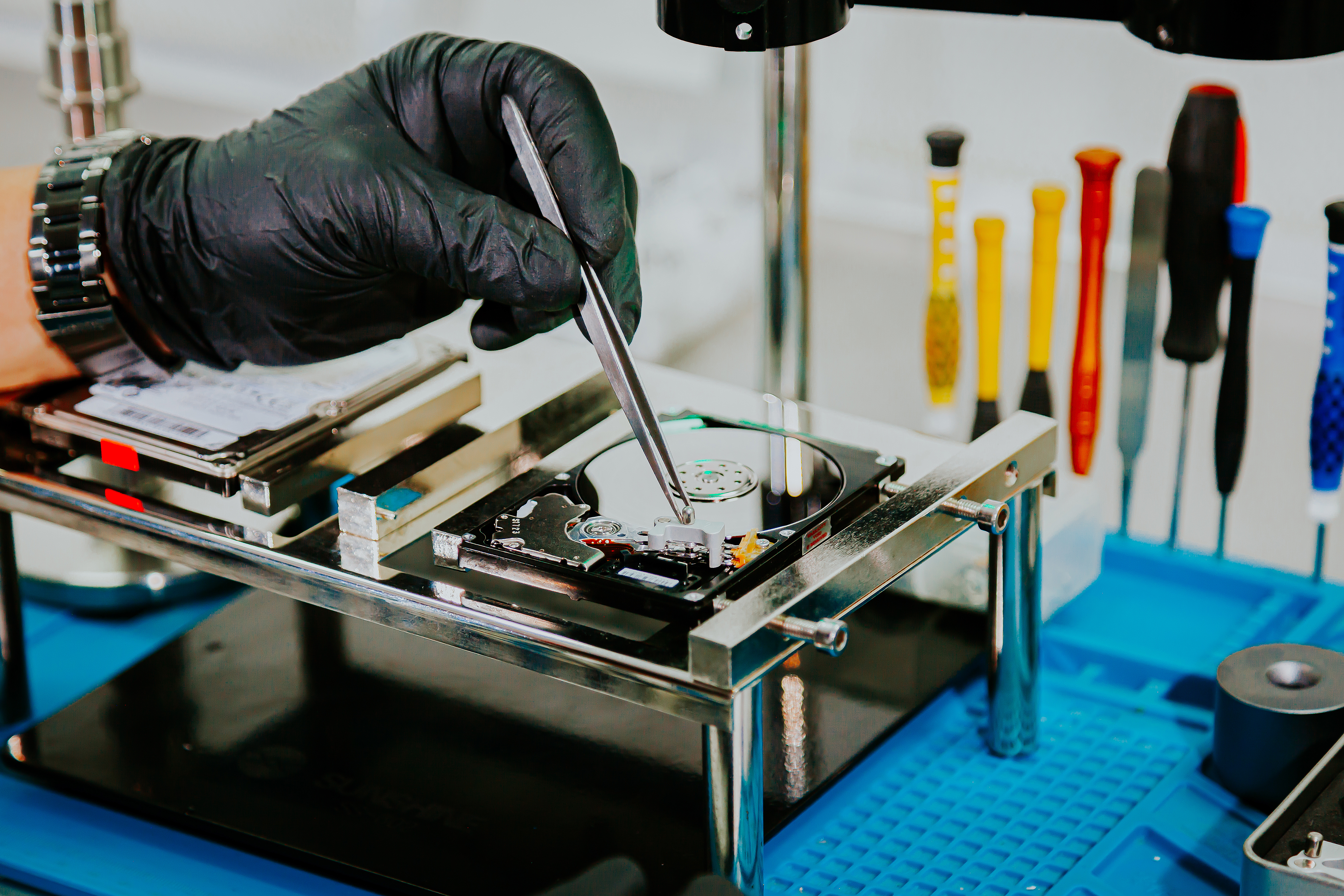 Intervención técnica de un disco duro en cabina de laboratorio